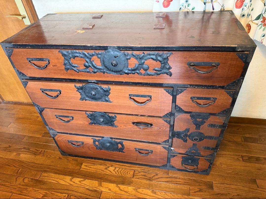 日本家具　衣装箪笥　巨匠作品　芸術美術　骨董　アンティーク天然無垢？けやき？欅？ 日本家具 衣装箪笥 巨匠作品 芸術美術 骨董 アンティーク天然無垢