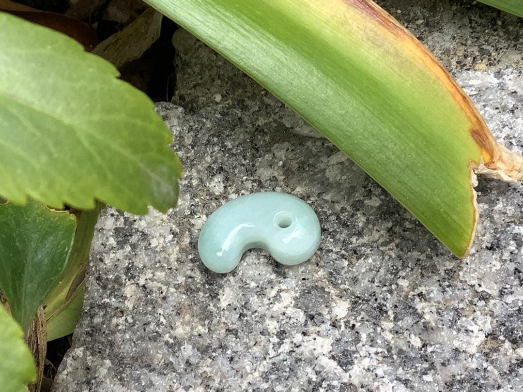 ✳本物の守護石をお身近に‼️ 出雲型糸魚川翡翠勾玉50以上の端材使用