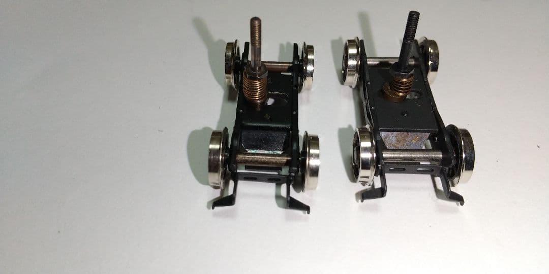 二軸先台車✕２、 従台車 １、テンダー台車✕２、他パーツ。HOゲージ。