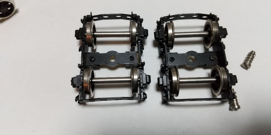 二軸先台車✕２、 従台車 １、テンダー台車✕２、他パーツ。HOゲージ。