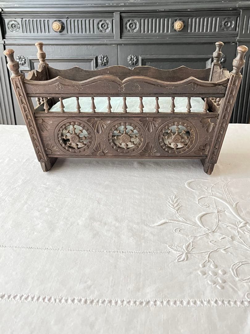 【美品】フランスアンティーク ブルターニュ木製細工 ドール用ベッド[3114]