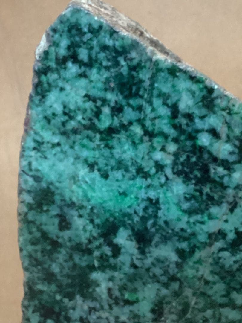 翡翠原石ミャンマー 鉱物石コレクション品一面カット10kチョイ高さ約