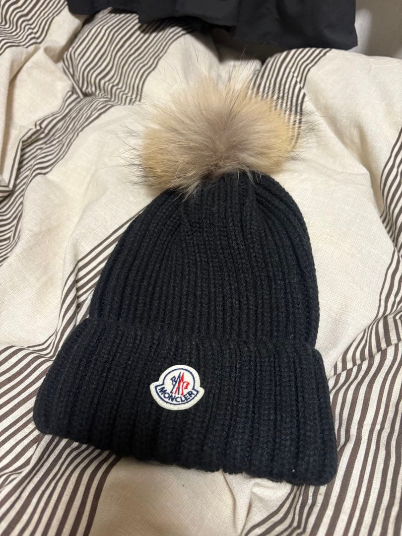 MONCLER 黒 ニット帽 ファー付きポンポン - メルカリ