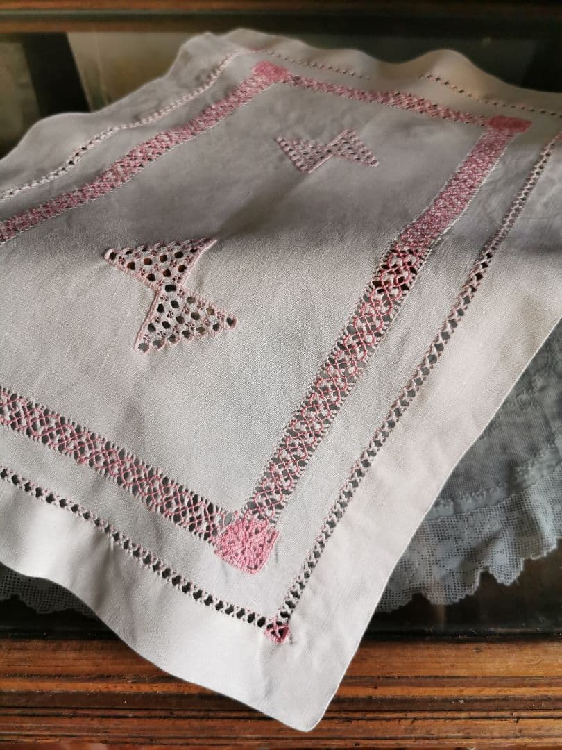 アンティーク ハーダンガー風 盛上げ＆透かし手刺繍クロス とろみの