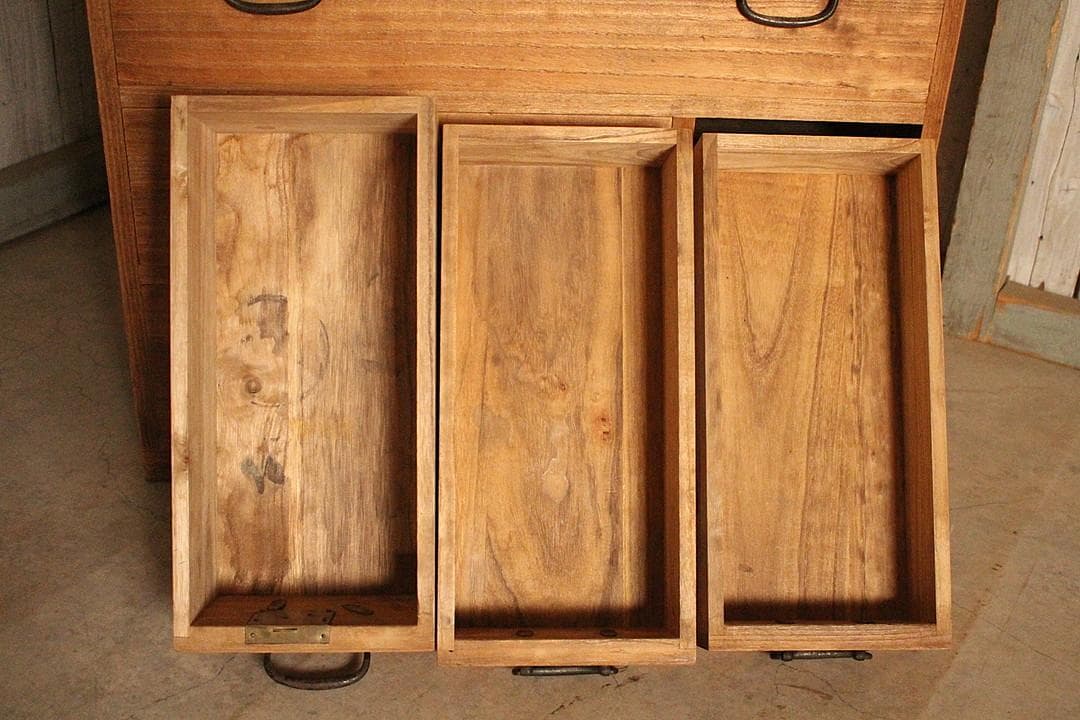 古い小ぶりな木製の引き出し7杯 タンス チェスト 古家具