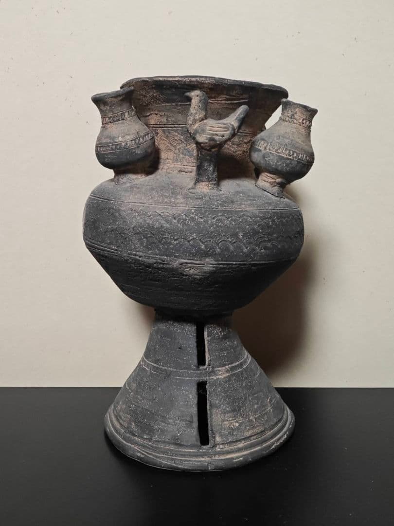 須恵器　装飾付き子持ち台付壺 須恵器 装飾付台付壺 | 鶴田 純久の章 お話
