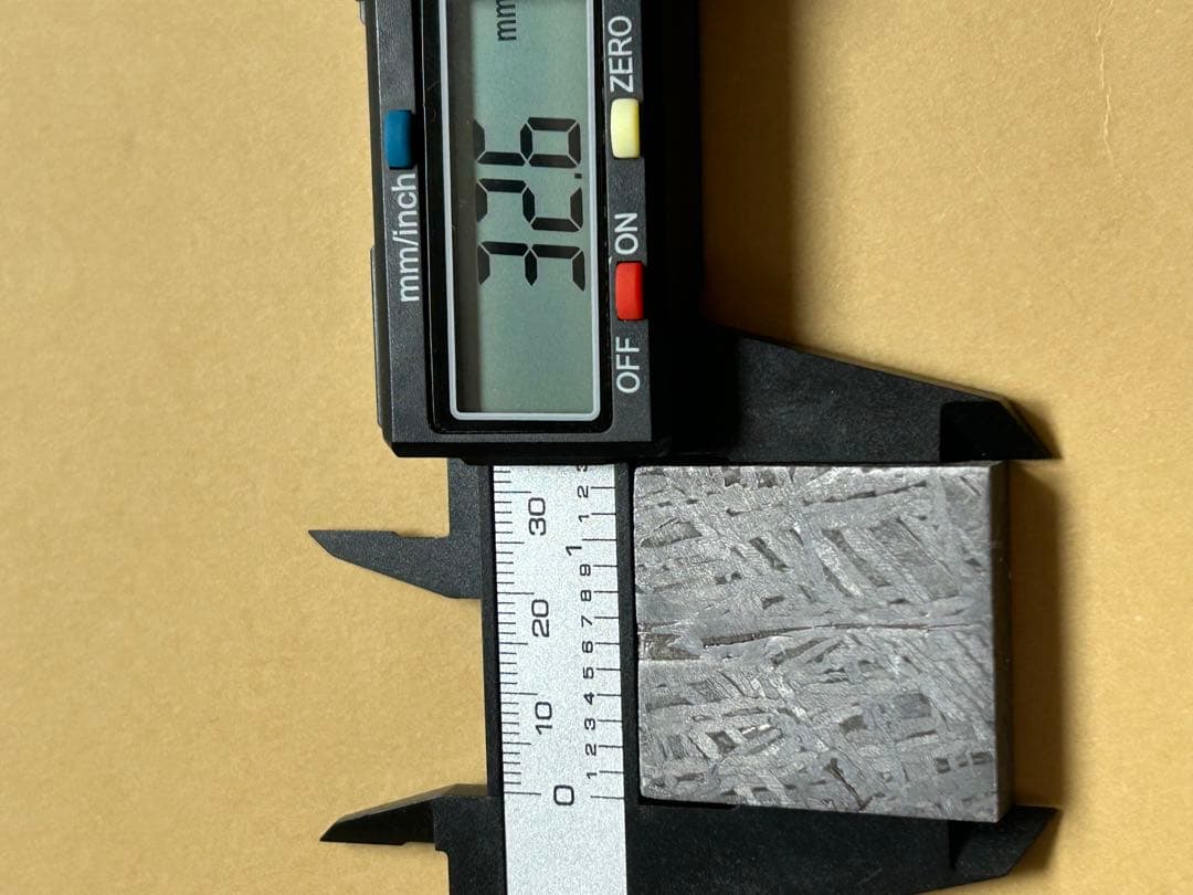 アルタイ鉄隕石、四角くて可愛くて美しい外観。約70.73g