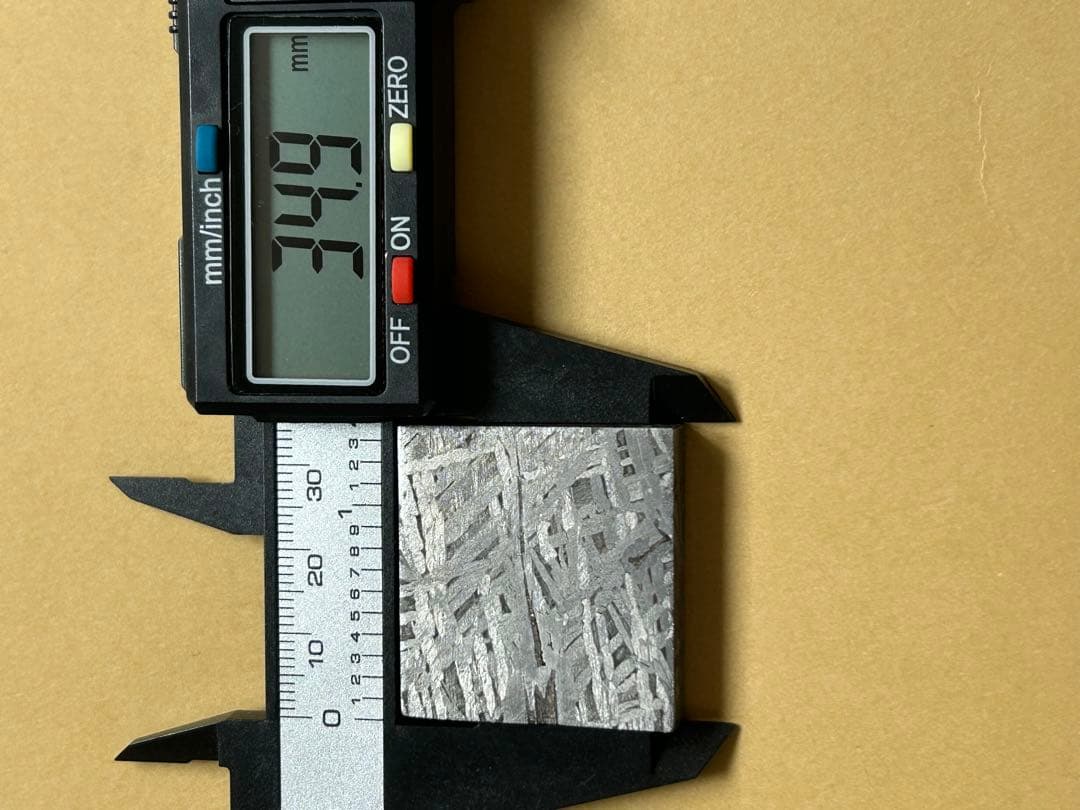 アルタイ鉄隕石、四角くて可愛くて美しい外観。約70.73g