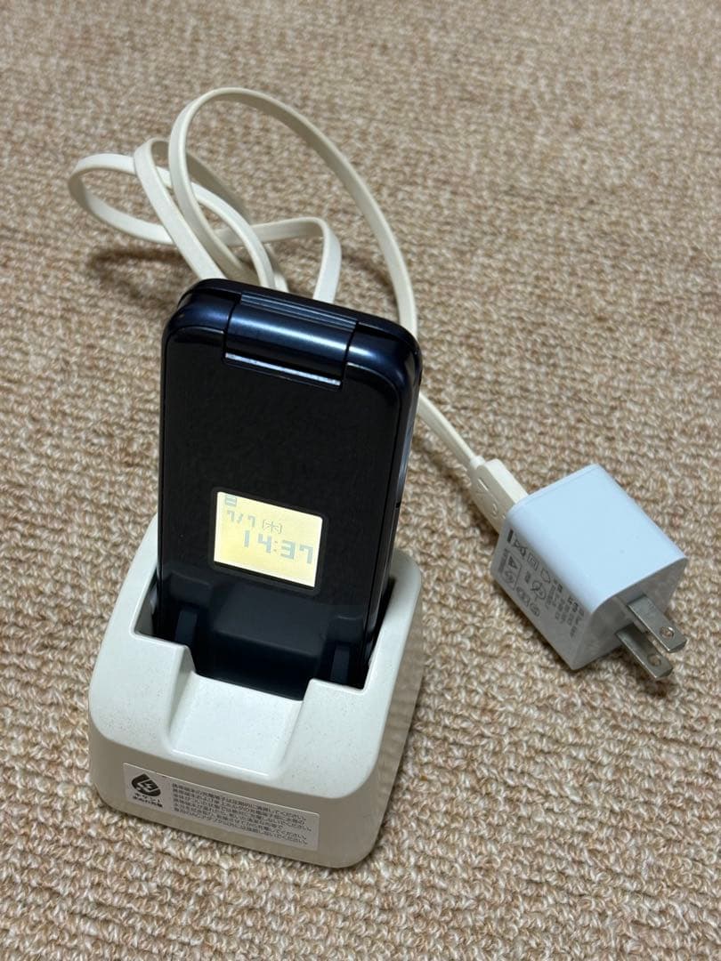 Docomo らくらくホン F-01M（ネイビー）充電スタンド付き