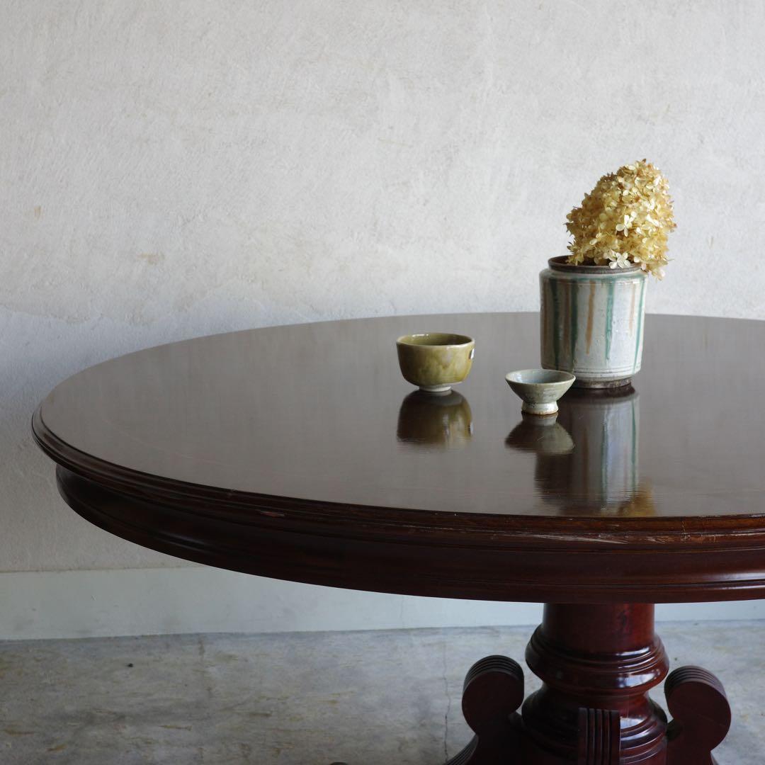 オーバルのテーブル　楕円形のテーブル