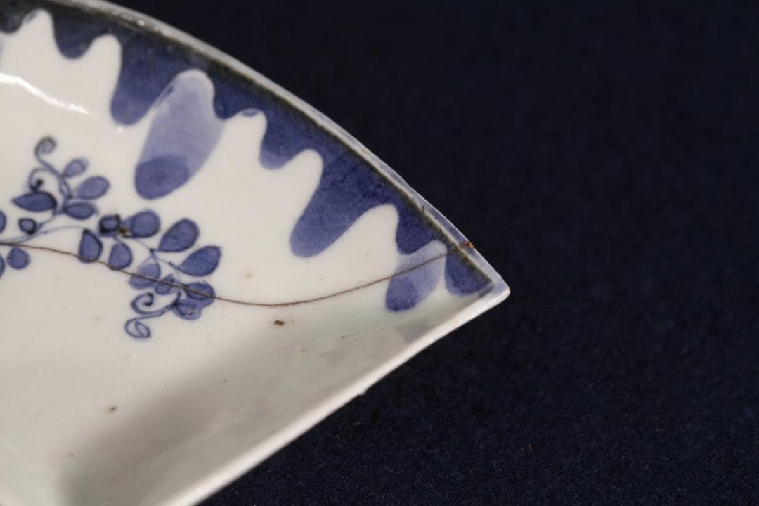 304 藍九谷染付扇面型藤鷺図中皿 江戸前期