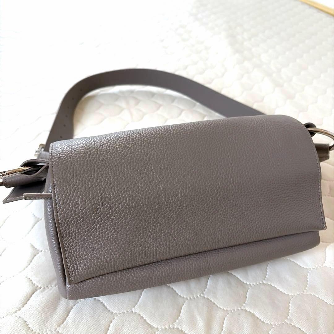 人気商品✴︎BEARDSLEY レザーボディバッグ　トープ　グレージュ