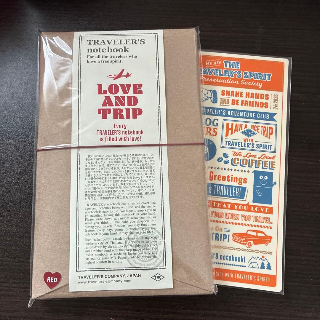トラベラーズノート　LOVE AND TRIPレギュラーサイズ LOVE AND TRIPをテーマにしたトラベラーズノートです。 革カバーには