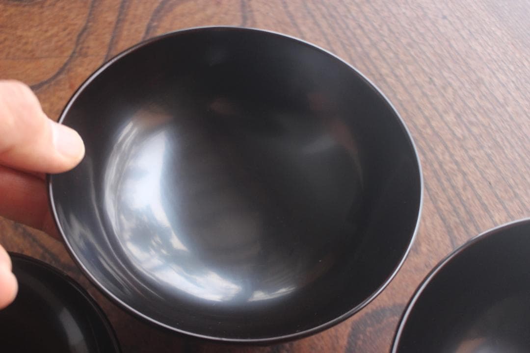 端正な黒漆に優美な杜若蒔絵の映えるお椀2点（検輪島塗山中塗蒔絵椀