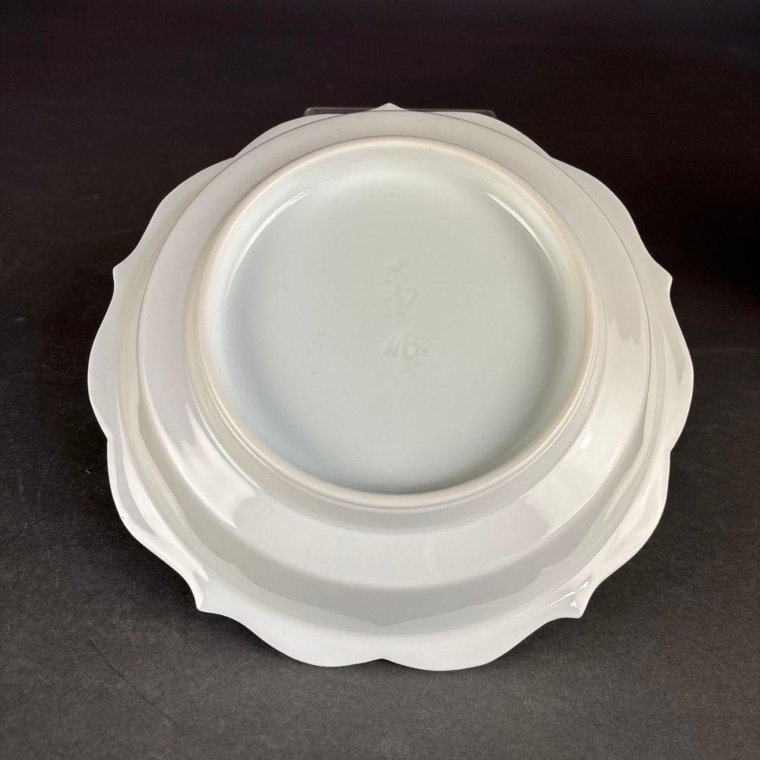 井上萬二　白磁緑釉牡丹彫文　皿　共箱