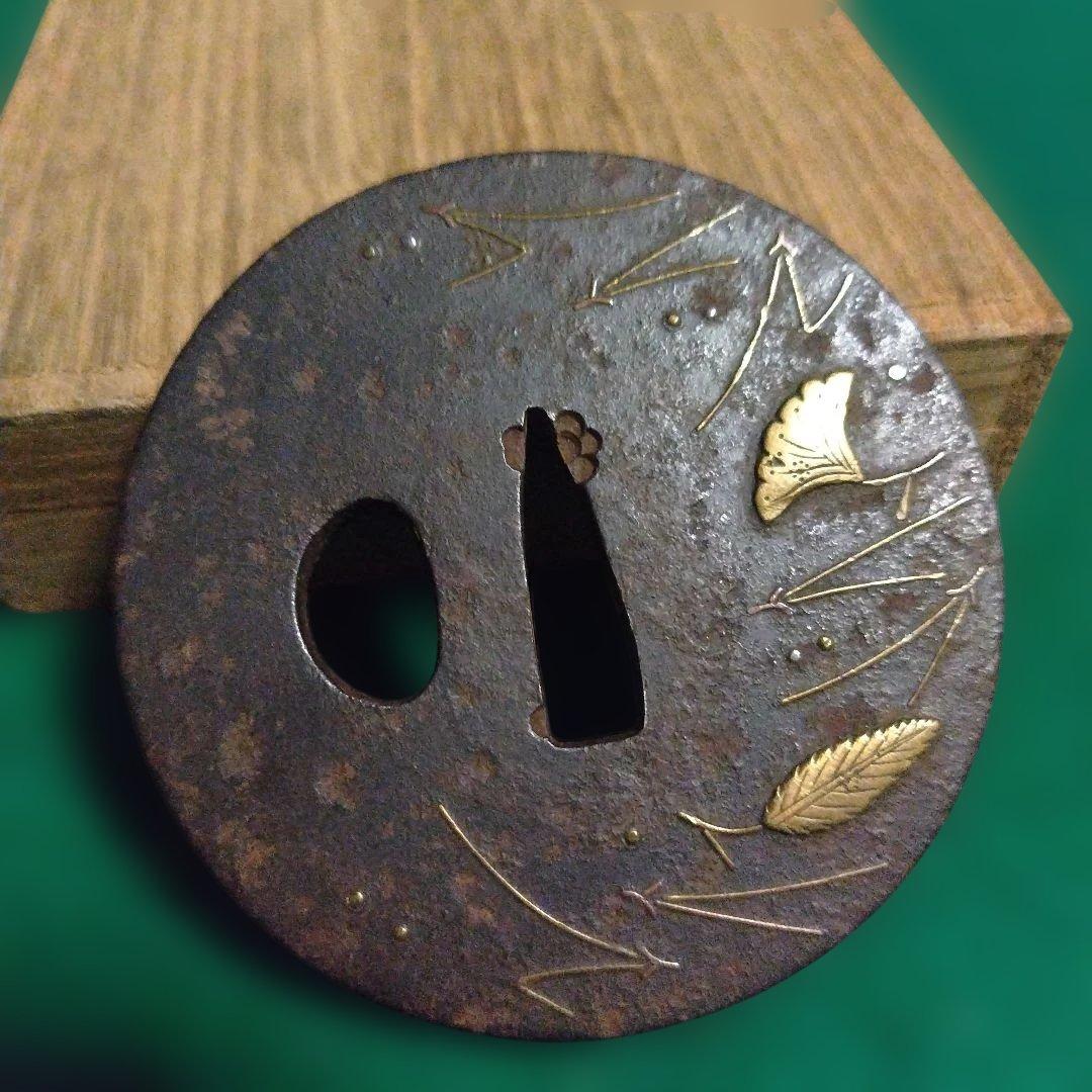 鉄製鍔 金の葉模様 象嵌