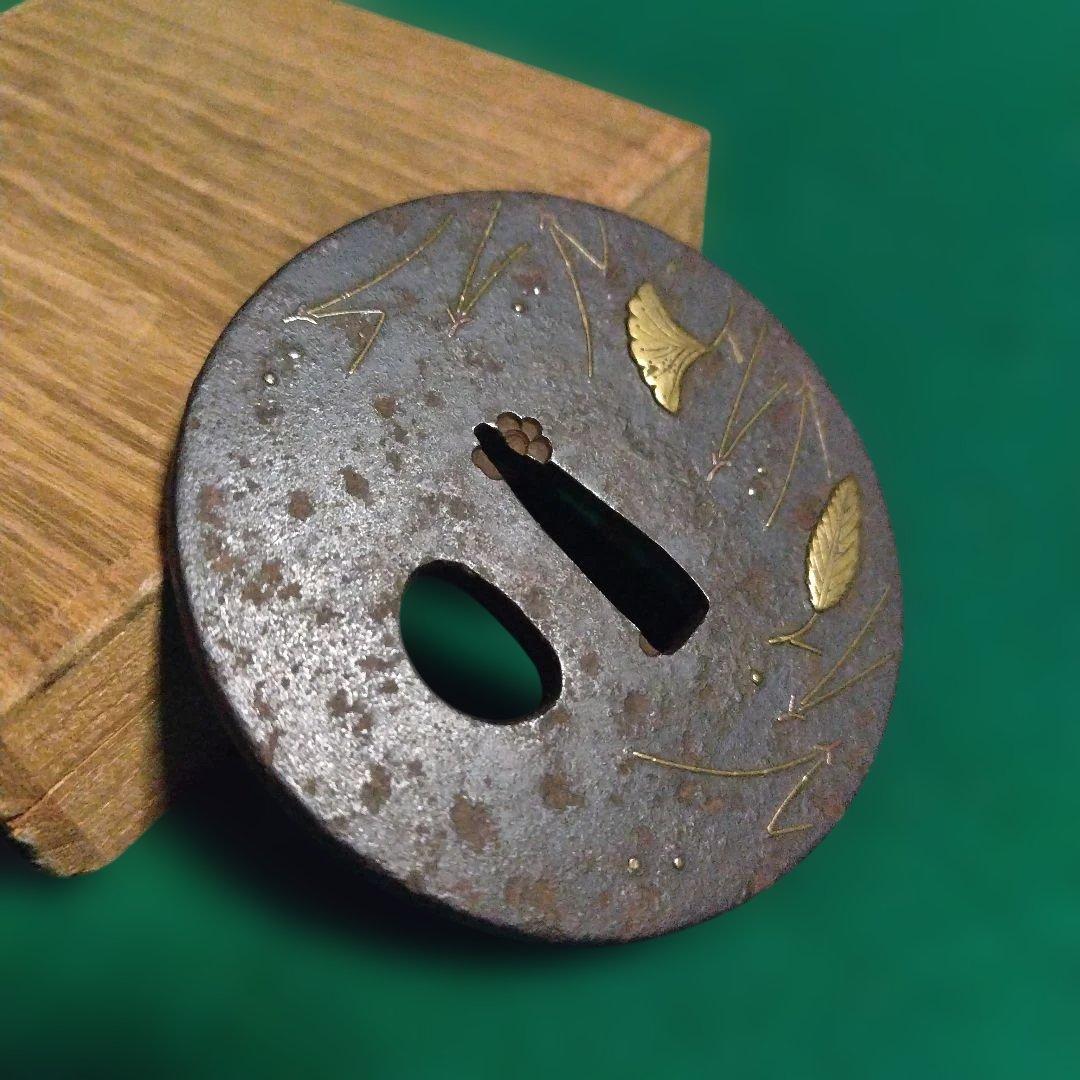 鉄製鍔 金の葉模様 象嵌