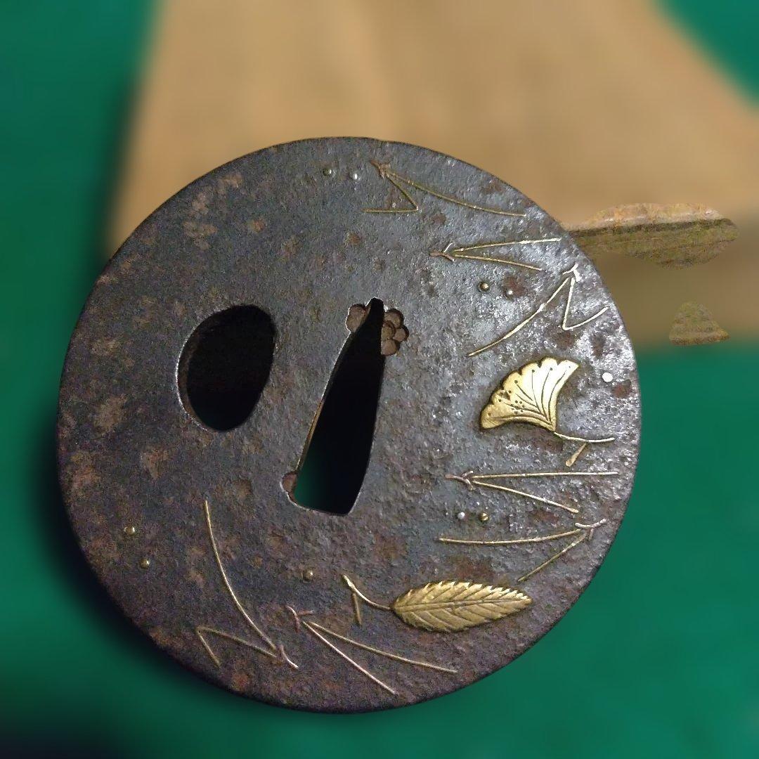 鉄製鍔 金の葉模様 象嵌