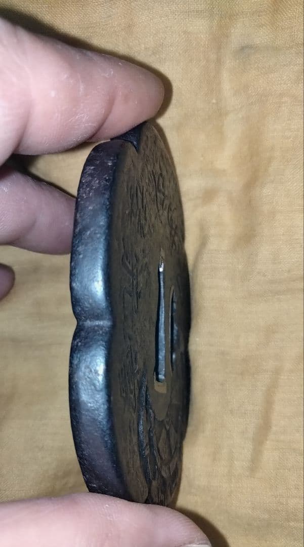 鉄地大鍔　鐔　(信家　水車詩文図)　桃山〜江戸時代　箱付き