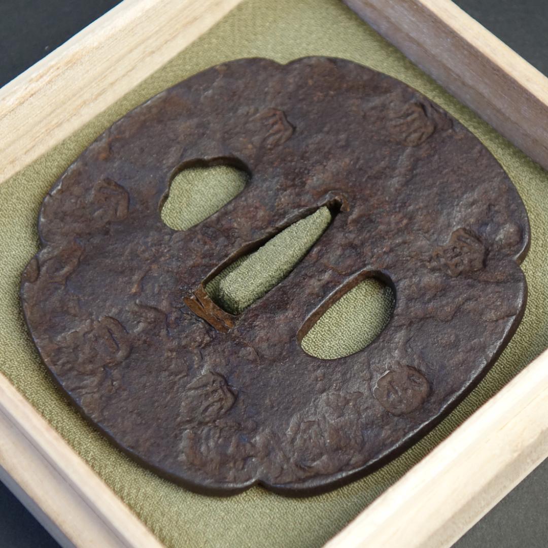 【刻印散図鐔 銘 山城国 天法】(鑑定書有) 鍔 鐔 刀装具 日本刀 武具 骨董