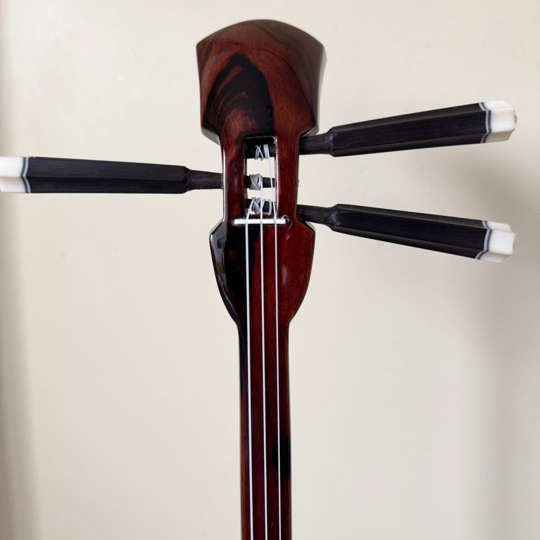 クーリー様■三線■仲嶺盛文■本皮楔(クサビ)張り■カマゴン黒檀■未使用 黒木 匠 工芸士仲嶺盛文作上級黒檀マカビ型スンチ仕上げ黄本皮 | クオレ三線