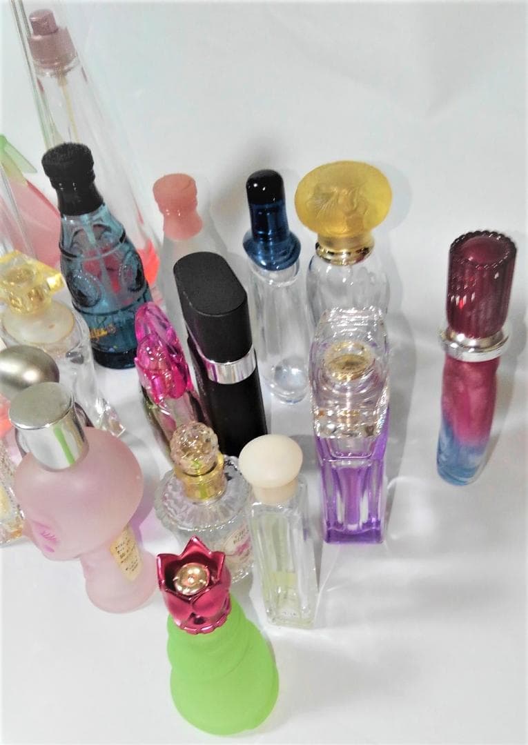 香水 空瓶 いろいろな香水のボトルのみ コレクションにいかが？ 送料