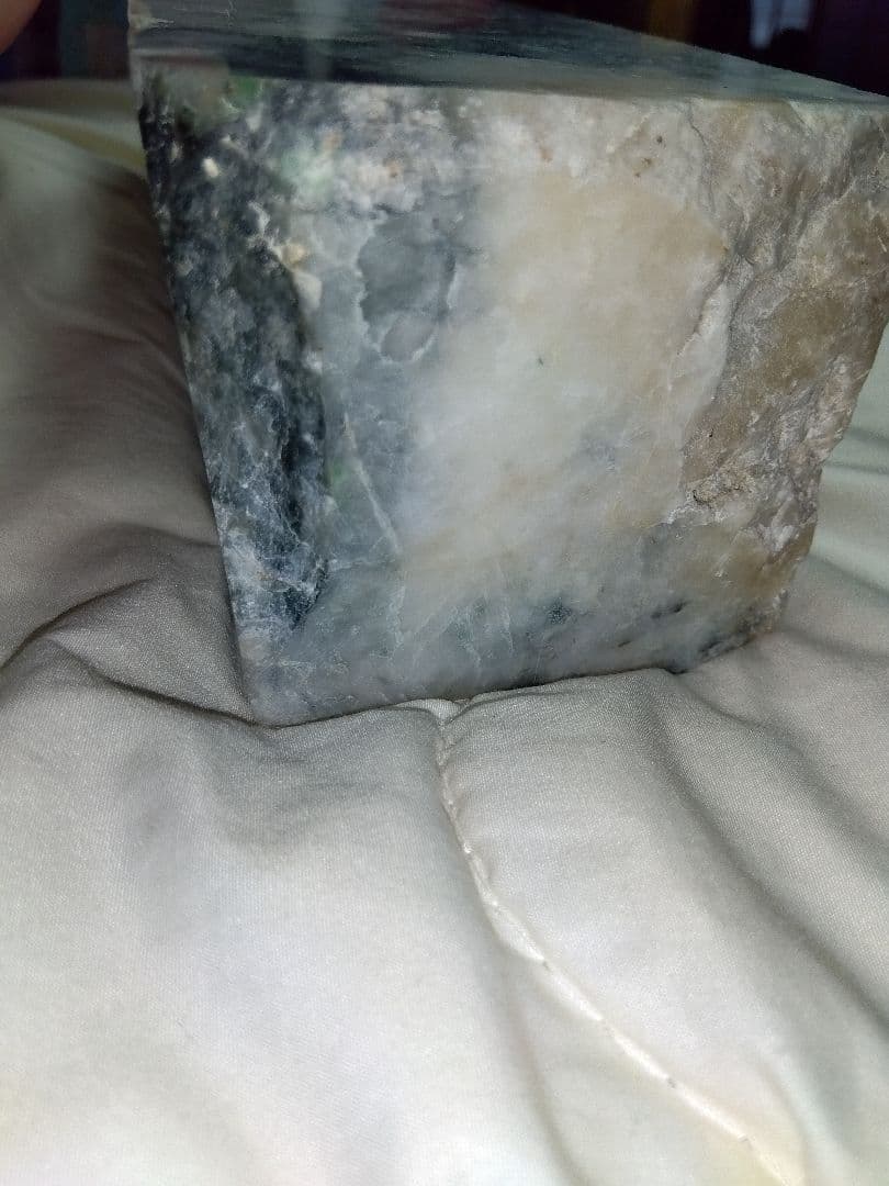 糸魚川翡翠 高透過 白アップルグリーン 大きめ 267g 糸魚川翡翠 高透過