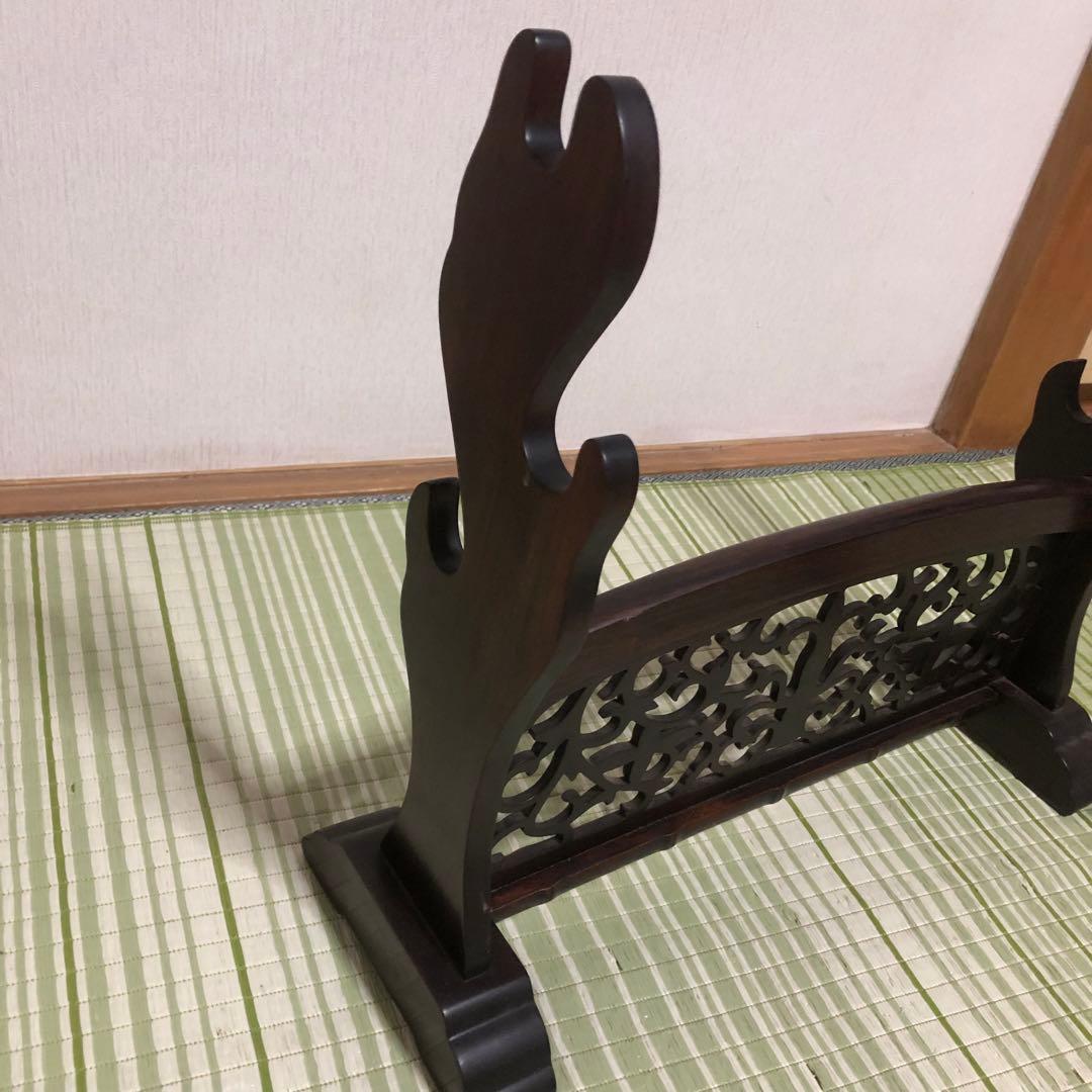 刀台　刀掛け　台座　飾り台　木製　刀立て　刀置き　模造刀置き　水牛の角置　唐木風