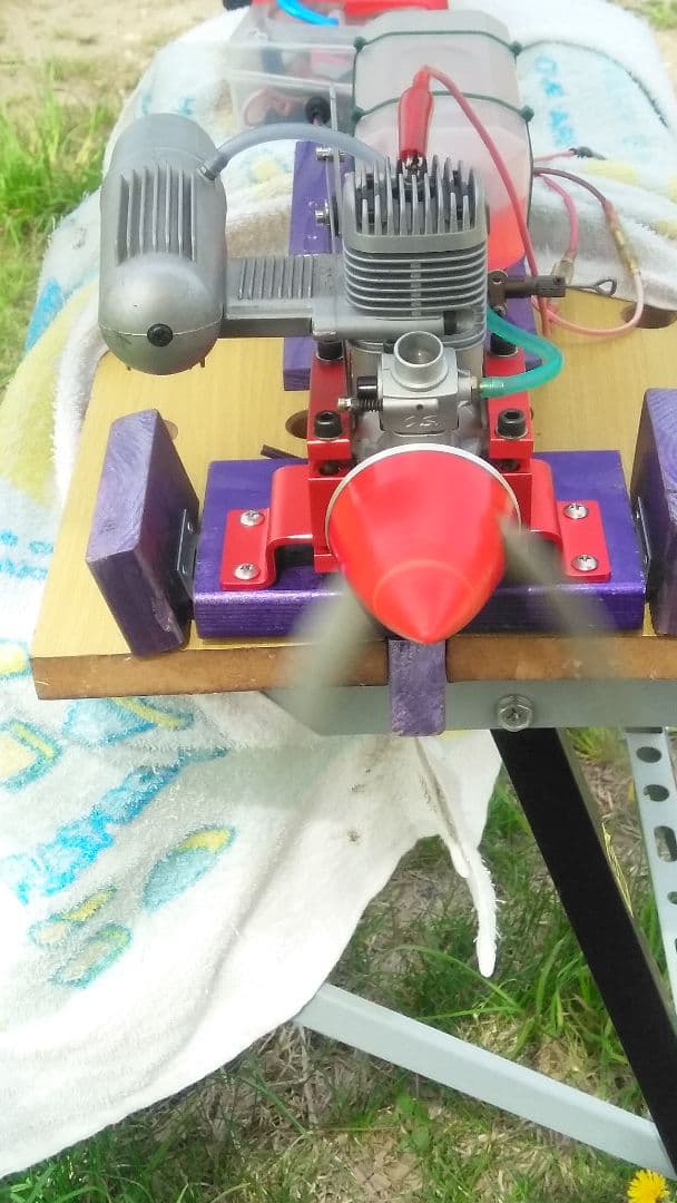 模型飛行機用エンジン回っておりますアルミエンジンマウント付き 価格を下げました