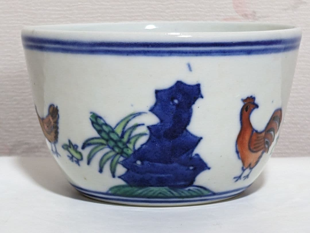 ♢中国 古い倣古品 チキンカップ 大明成化年製 染付色絵 闘彩鶏図 茶碗