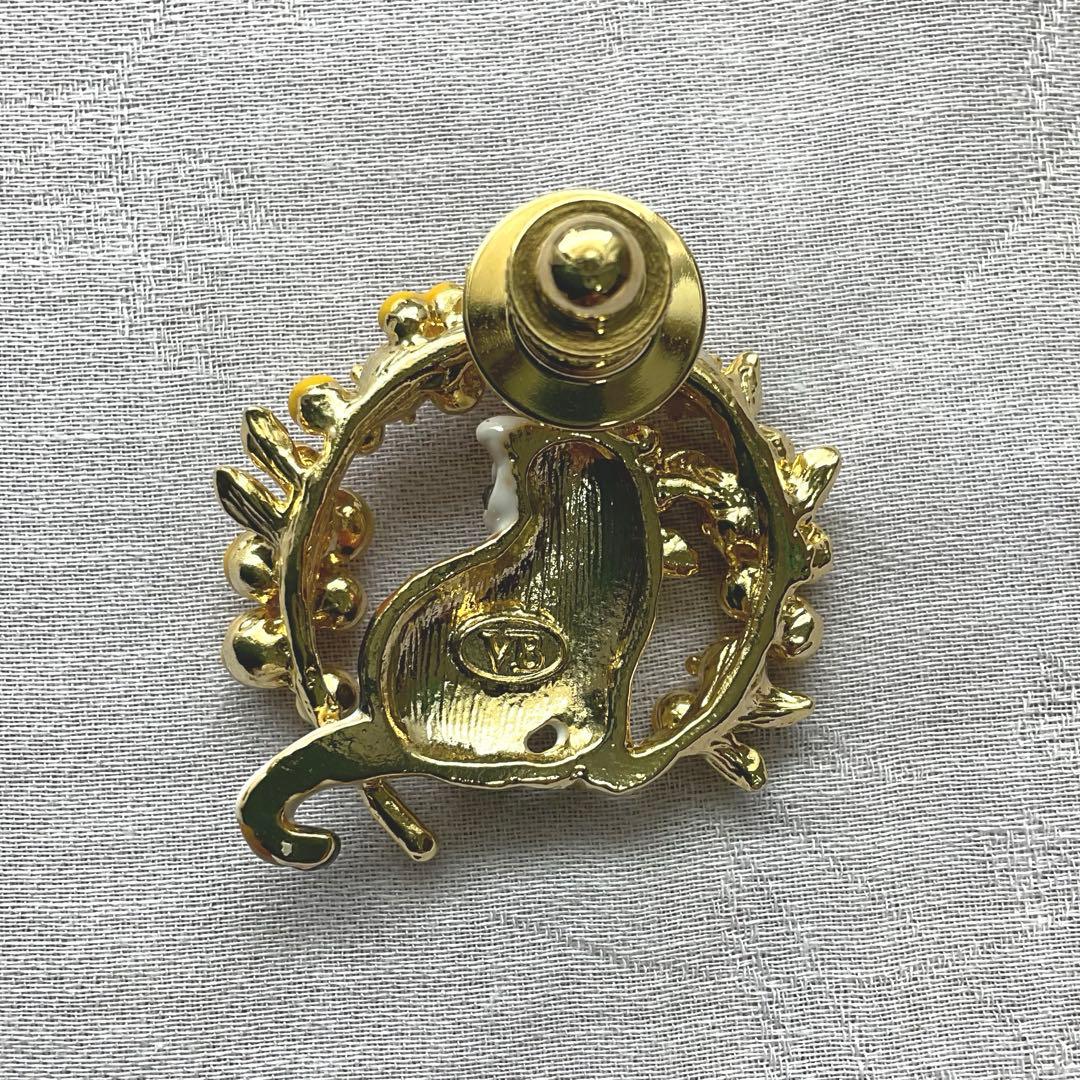 ヴァンドームブティック】ミモザに囲まれた猫ねこのピンバッジ新品未