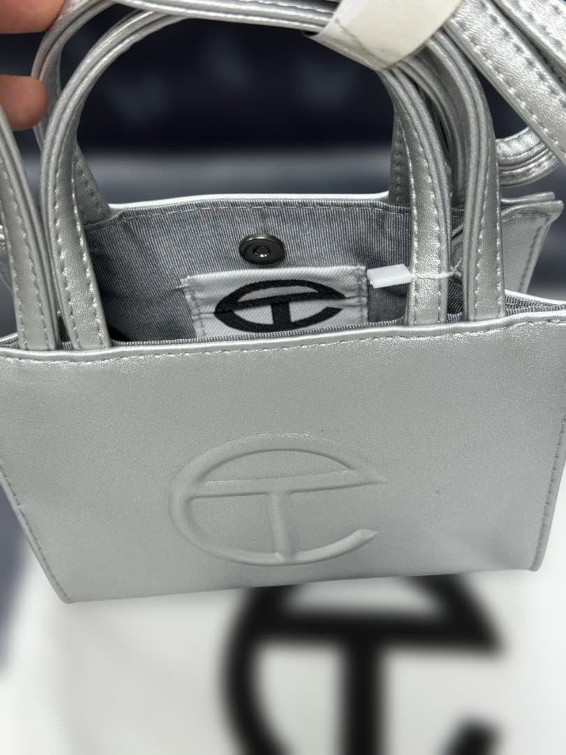 TELFARシルバーショルダーバッグ ロゴ刺繍付き