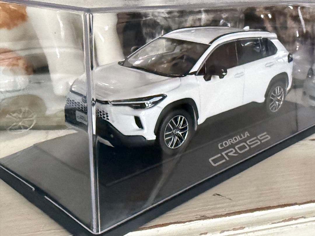 新型COROLLA CROSS ホワイトパールマイカ 1/30 カラーサンプル