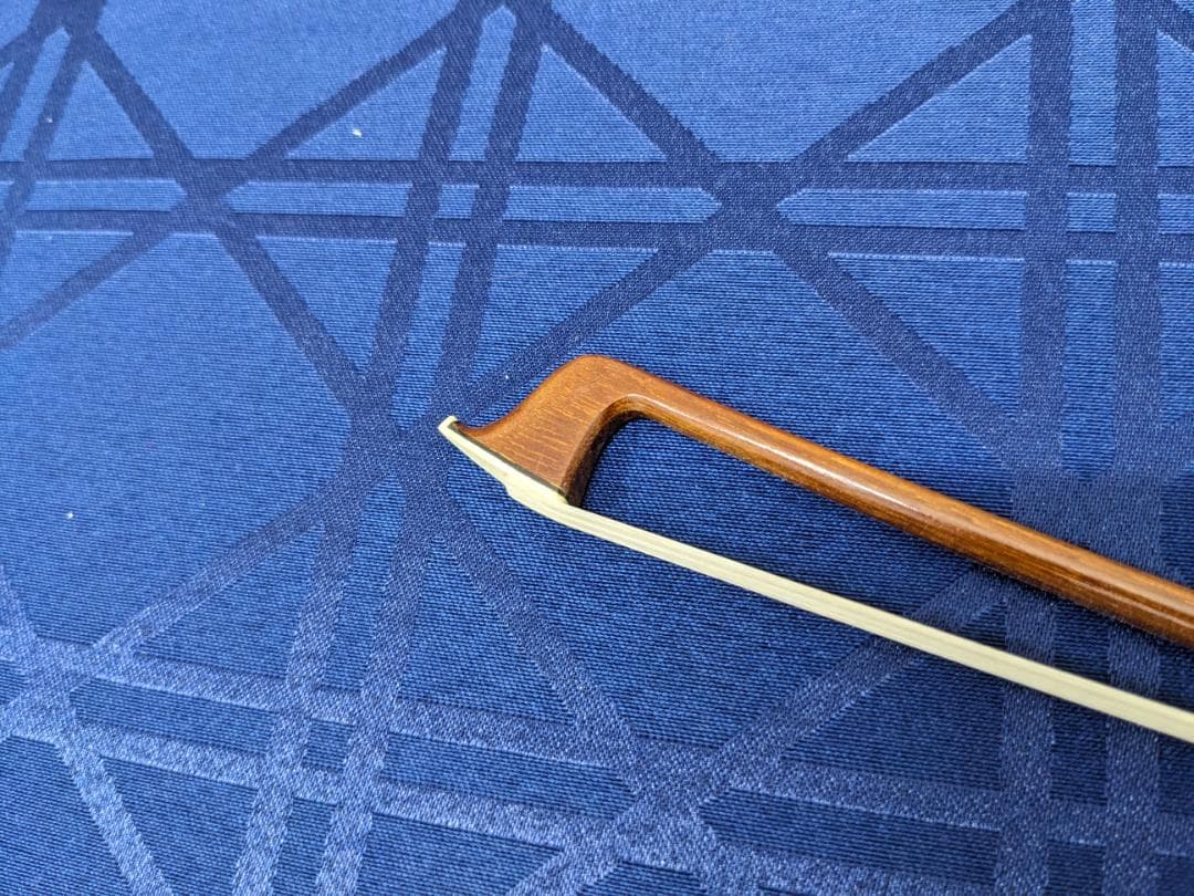 ビオラ弓　金色？のパーツに素敵な文様入り