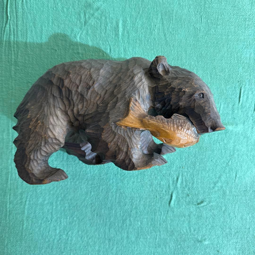 クマ 魚 木製彫刻