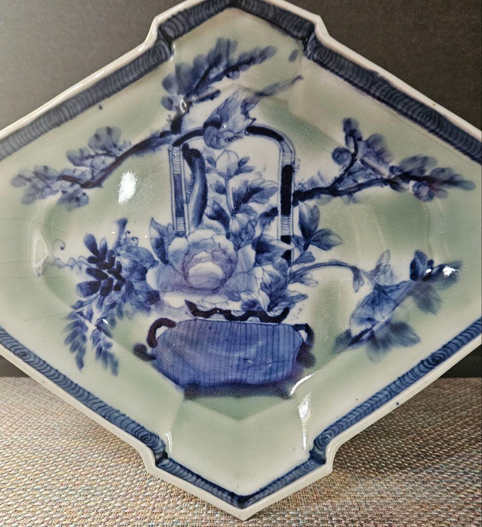 明治時代 古伊万里 染付青磁 花籠に牡丹に鳥の図 裏に蘭の図 菱形変形