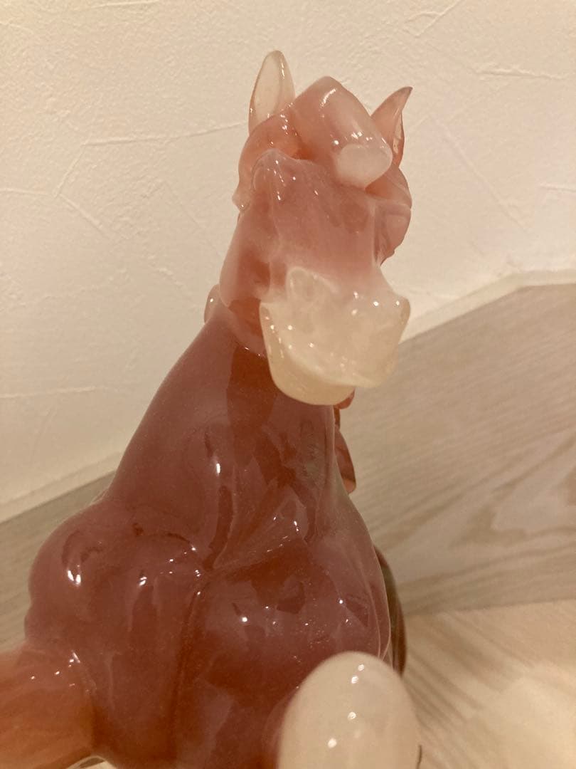 希少 馬の彫刻 赤と緑のグラデーション