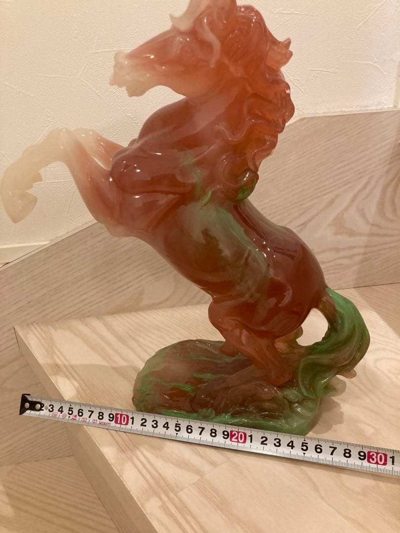 希少 馬の彫刻 赤と緑のグラデーション