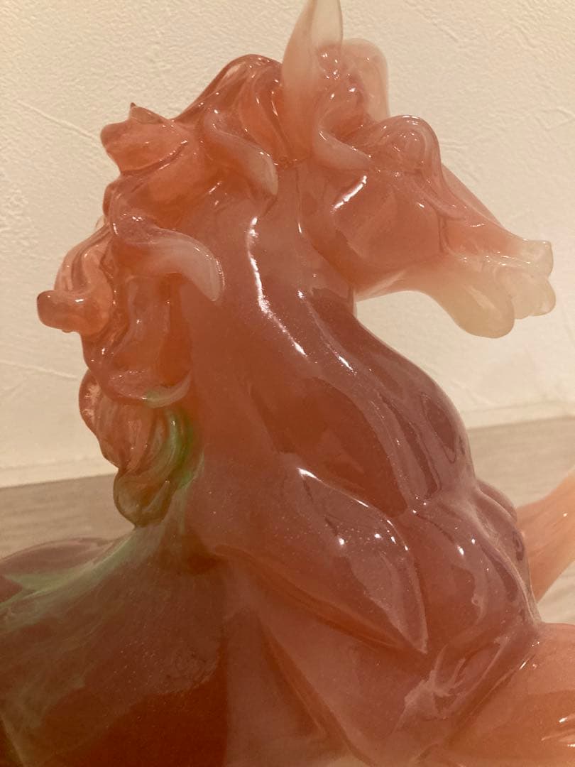 希少 馬の彫刻 赤と緑のグラデーション