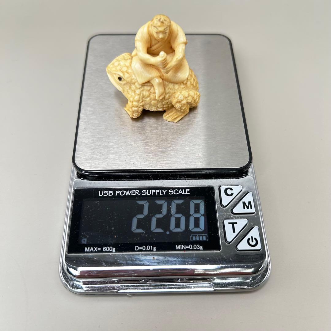 カエルに乗る人物像極上 根付 天然素材アンティーク骨董 飾り物古美術