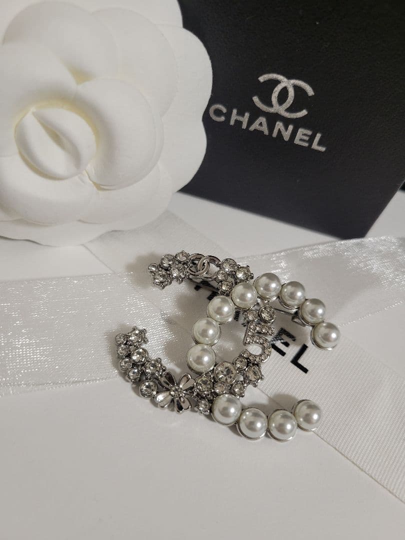 【ラスト1点◎】　シャネル　ブローチ　パール　シルバー CHANEL（シャネル） ブローチ メタル、ストラス&コスチュームパール