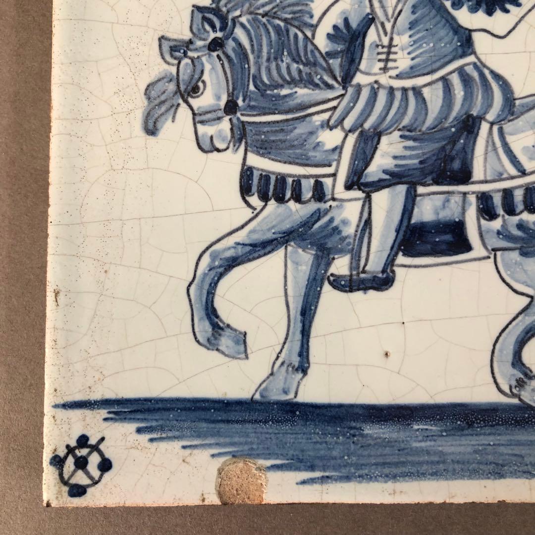 アンティークオランダデルフト焼のタイル馬に乗った騎士