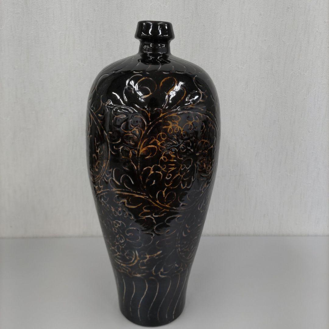 磁州窯花紋　壺　D101