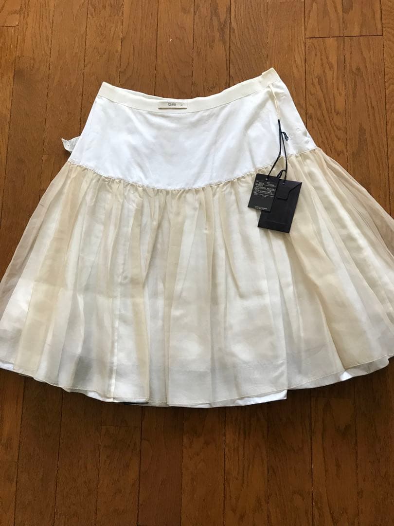 プラダ　タックフレアスカート　白/紺