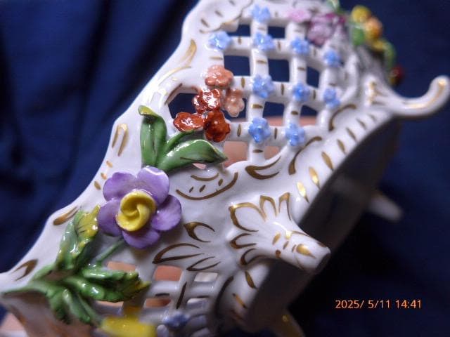 美しいドレスデンの忘れな花のレリーフが可愛らしい陶器の透かしのバスケットです