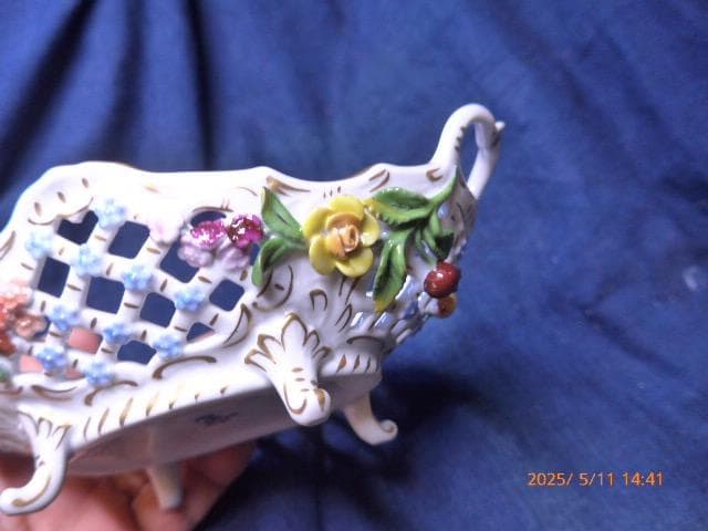 美しいドレスデンの忘れな花のレリーフが可愛らしい陶器の透かしのバスケットです