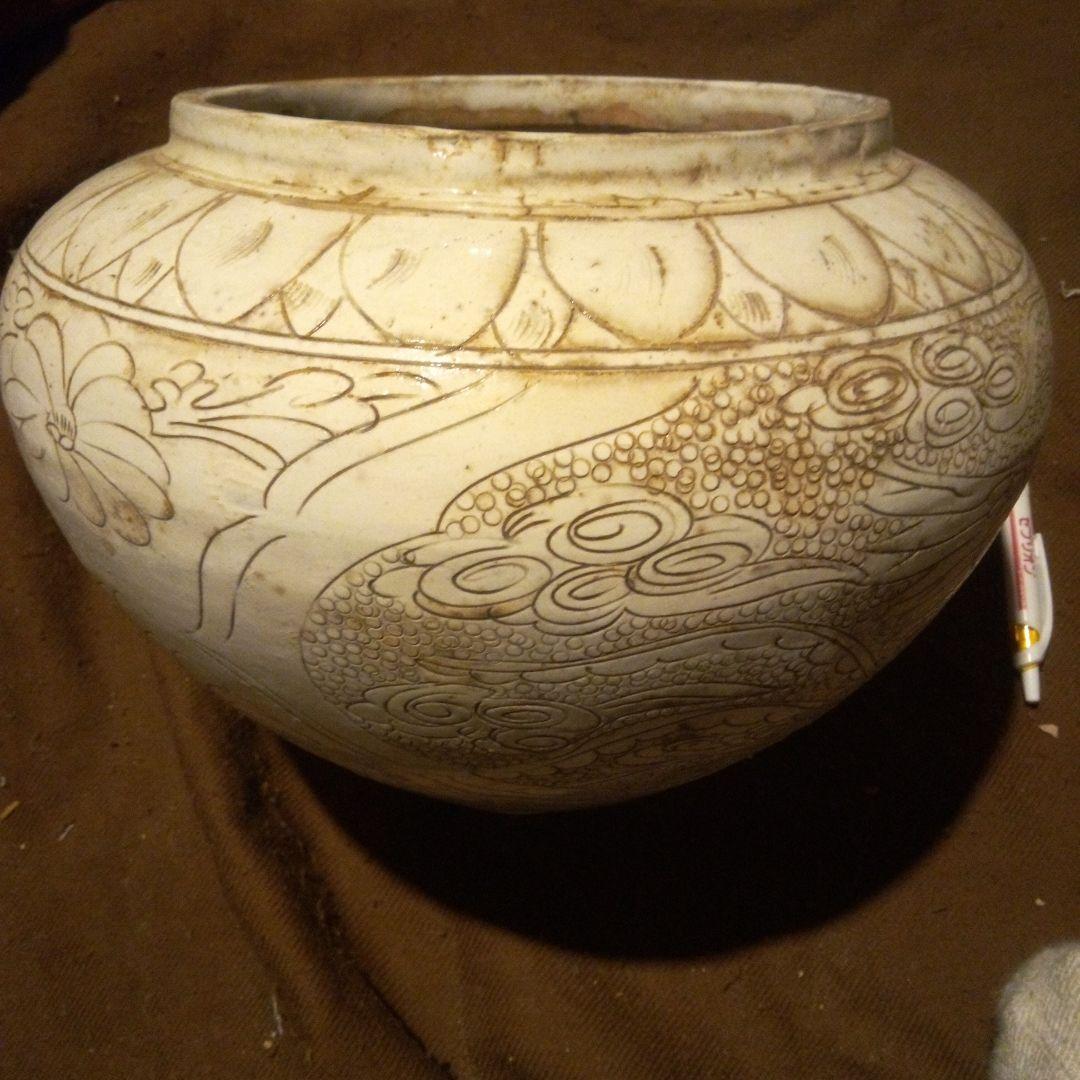 中国陶磁器　磁州窯　装飾的な彫刻の陶器壺