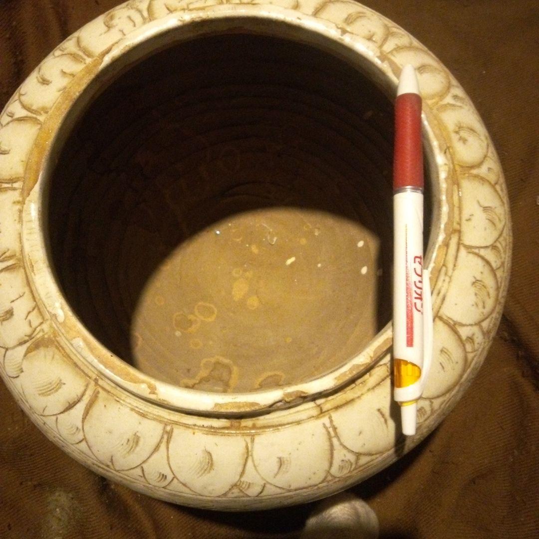中国陶磁器　磁州窯　装飾的な彫刻の陶器壺