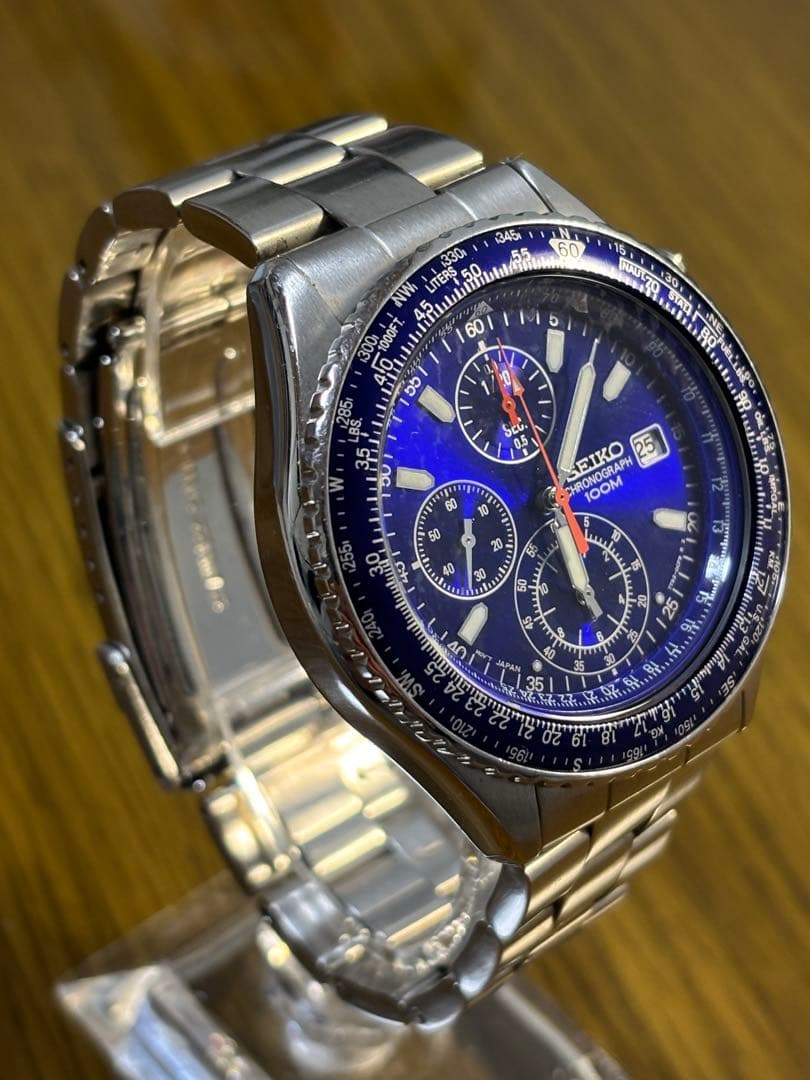 青い文字盤とクロノグラフ機能を備えたSEIKOの100M防水時計。