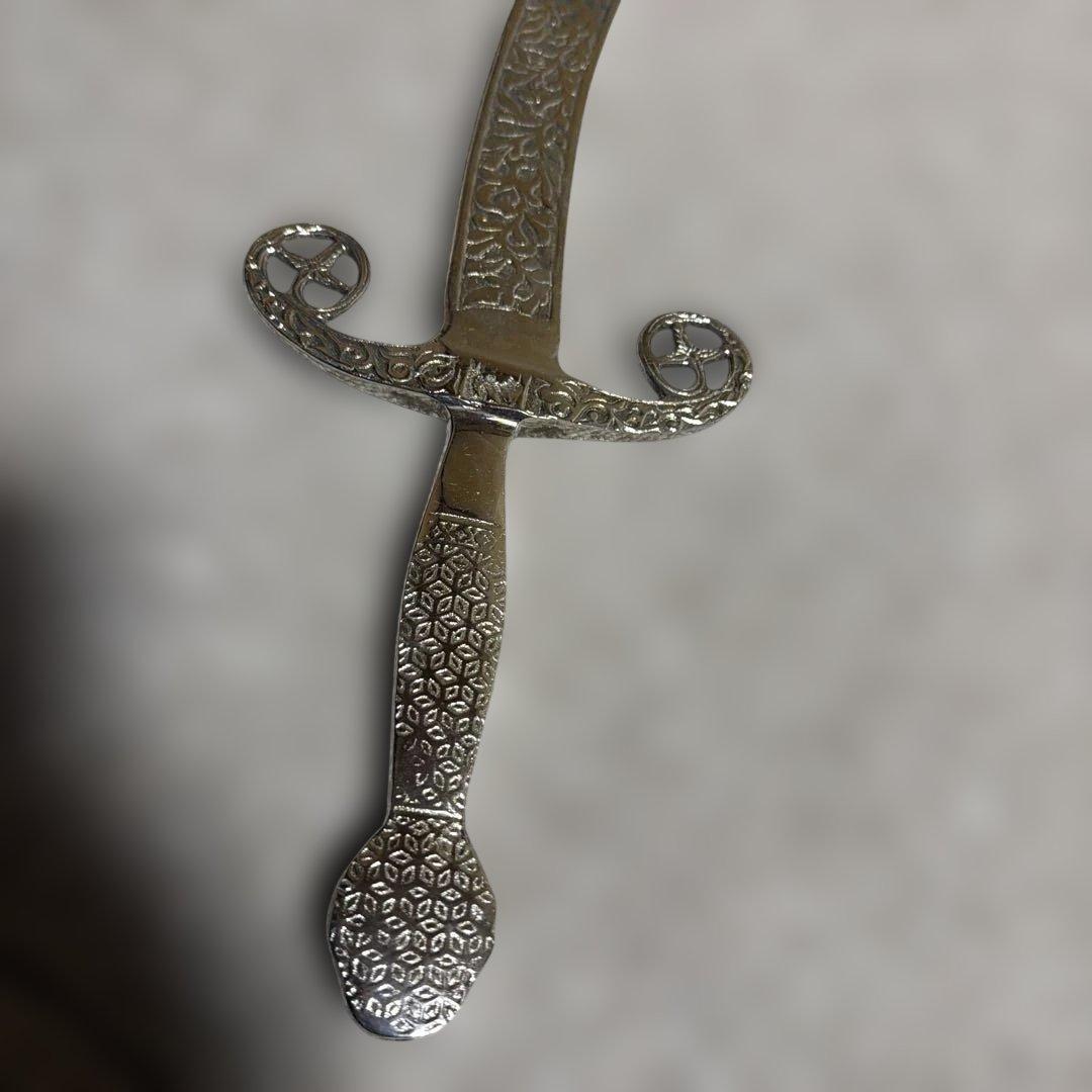 湾曲刃の金属製刀